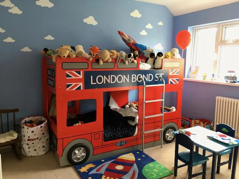Bedroom - child's at Film location D2403 in London (photo 14)
