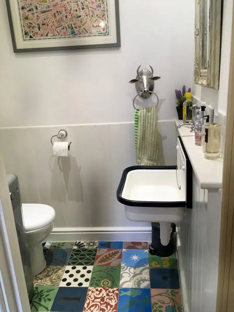 Bathroom at Film location D2403 in London (photo 16)