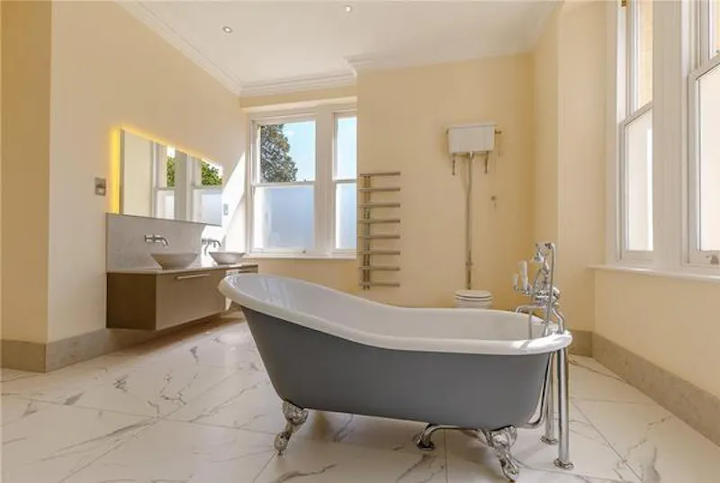 Bathroom at Beautiful & vacant Thatcham house, A1488 (photo 9)