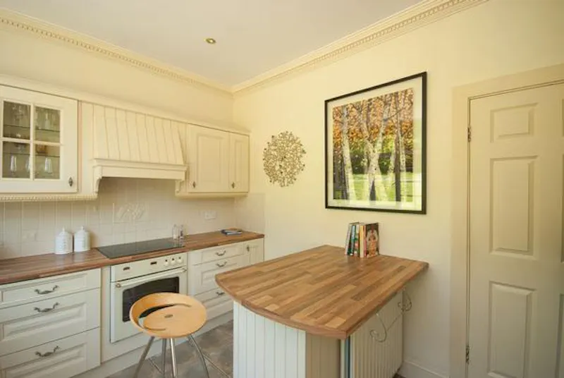 Kitchen at Film location D2406 in Surrey (photo 6)