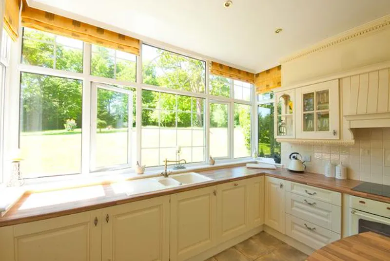 Film location D2406 in Surrey (photo 7)