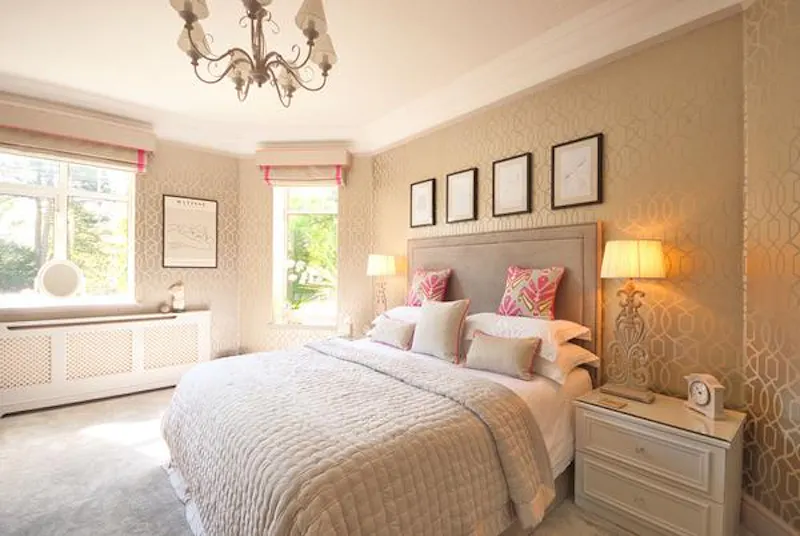 Bedroom at Film location D2406 in Surrey (photo 11)