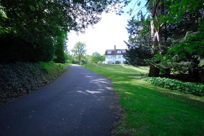 Driveway at Film location D2406 in Surrey (photo 16)