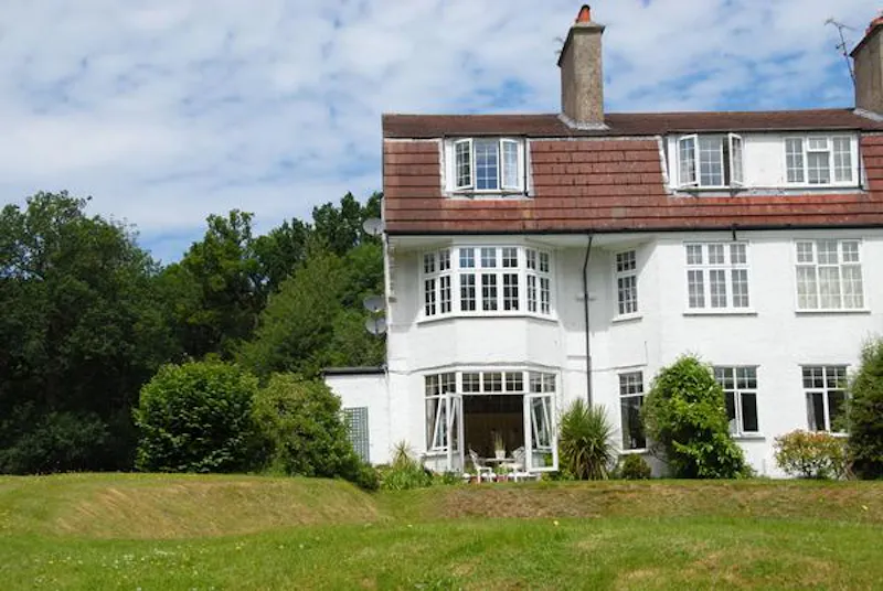 Film location D2406 in Surrey (photo 19)