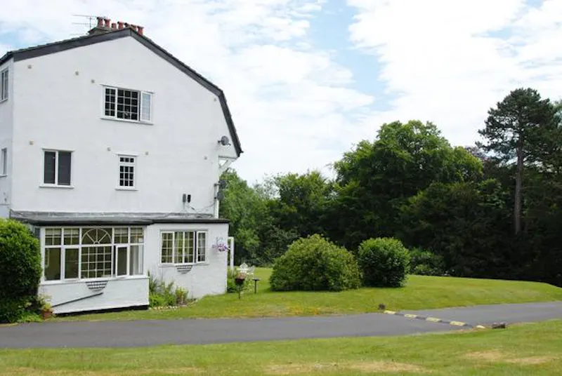 Film location D2406 in Surrey (photo 21)