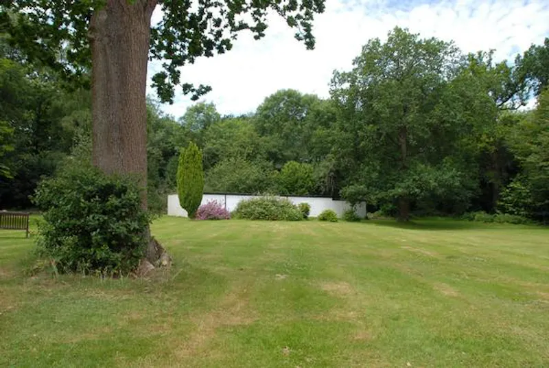 Film location D2406 in Surrey (photo 23)