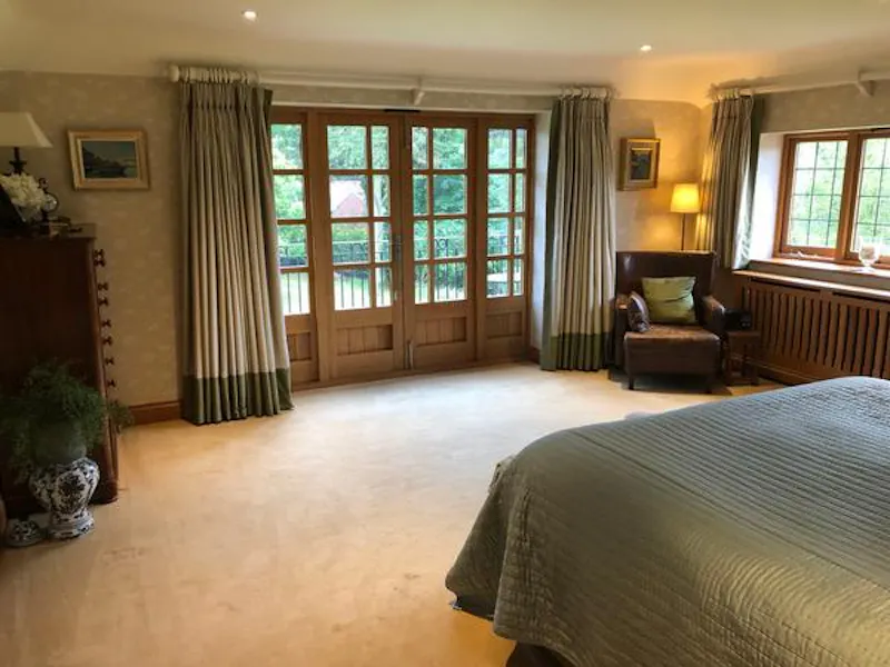 Bedroom at Arts & Crafts in Farnham, D2407 (photo 11)