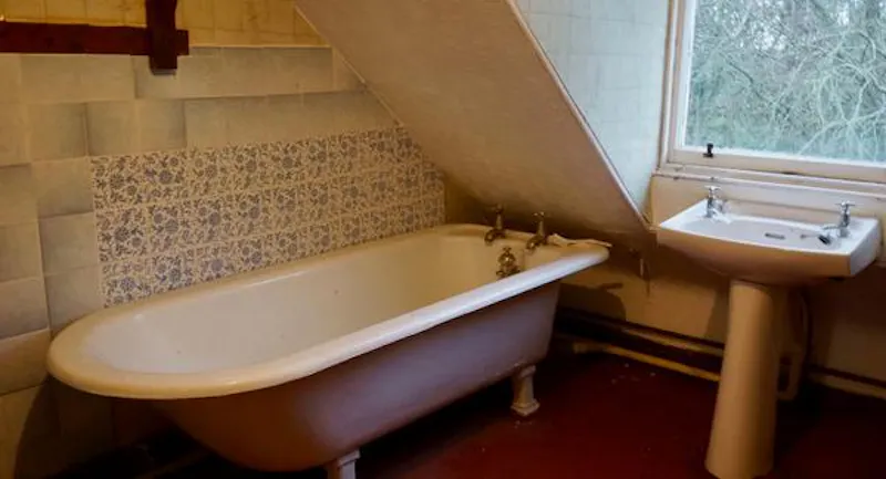 Bathroom at Neo-Gothic mansion in Forres, G304 (photo 22)