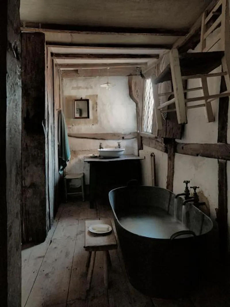 Bathroom at Authentic Tudor Hastings house, M322 (photo 7)
