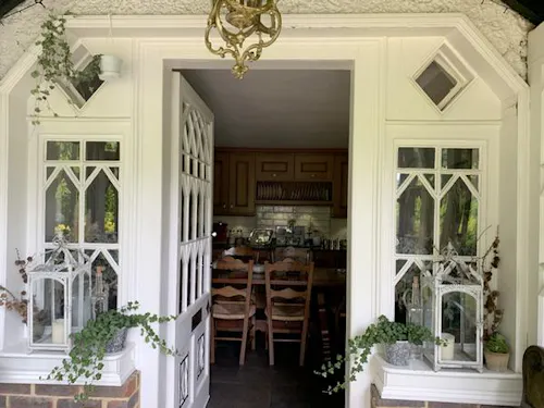 Stucco Guildford country home, D2409