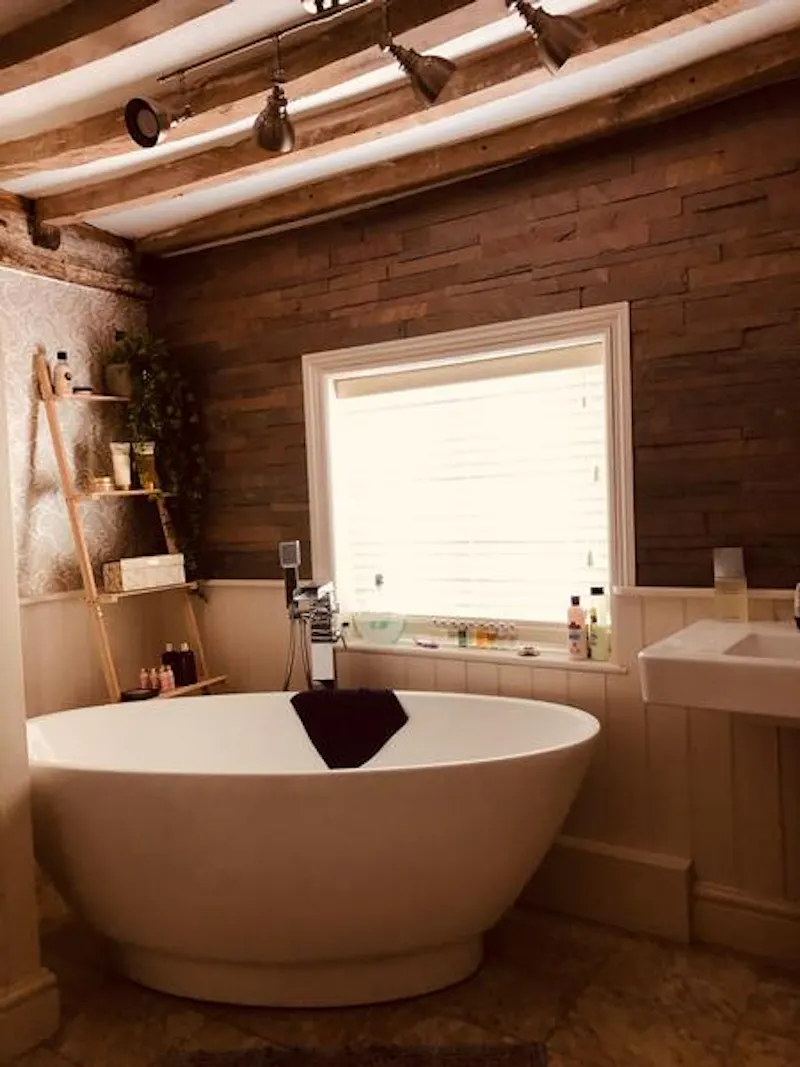 Bathroom at Modernised Ikley Tudor village house , M323 (photo 13)