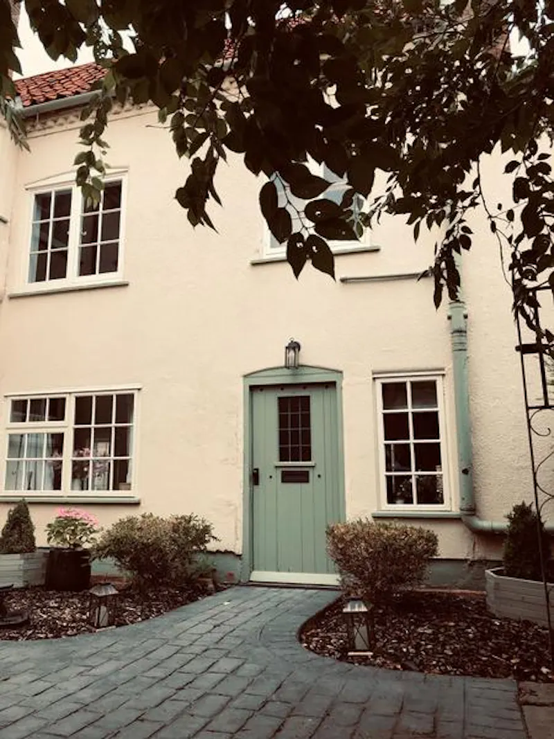 Modernised Ikley Tudor village house , M323 (photo 18)