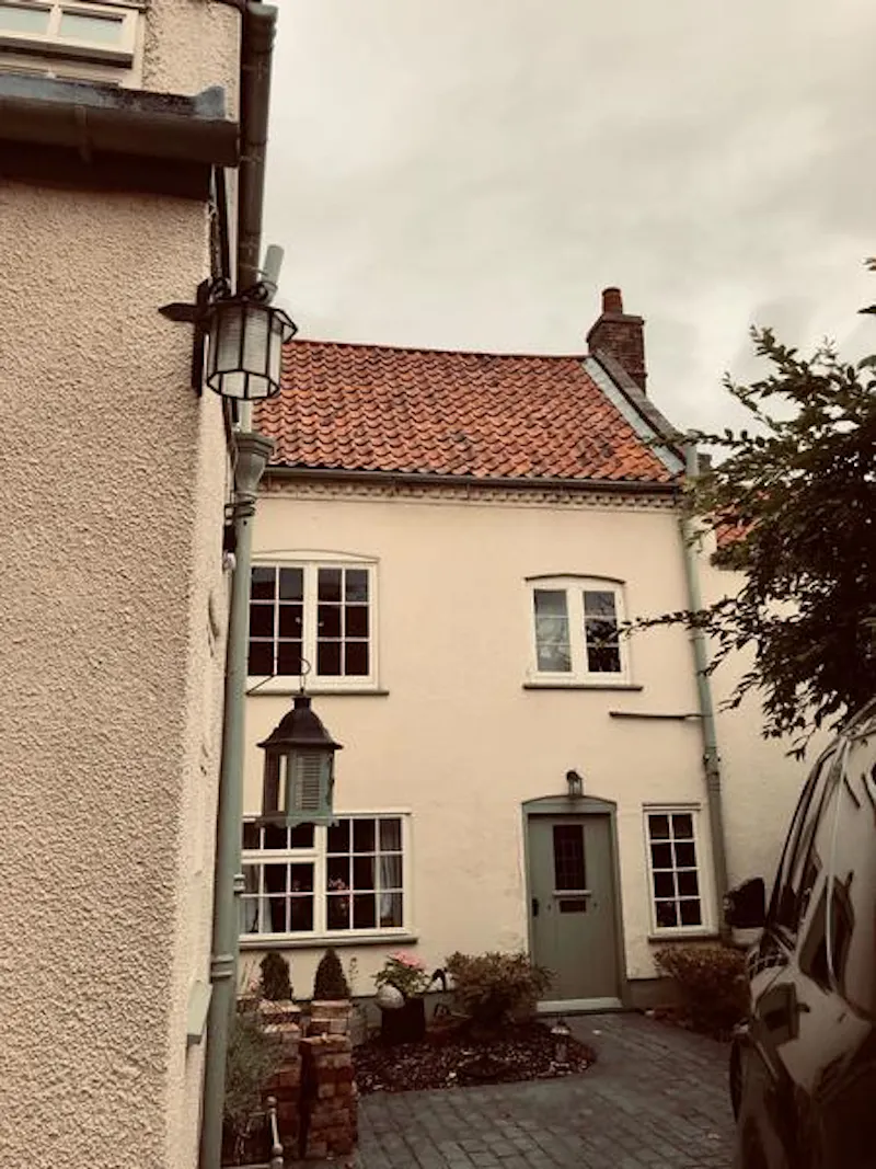 Modernised Ikley Tudor village house , M323 (photo 19)