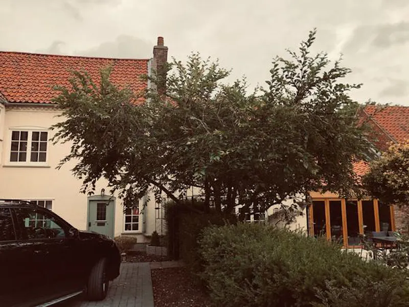 Modernised Ikley Tudor village house , M323 (photo 20)