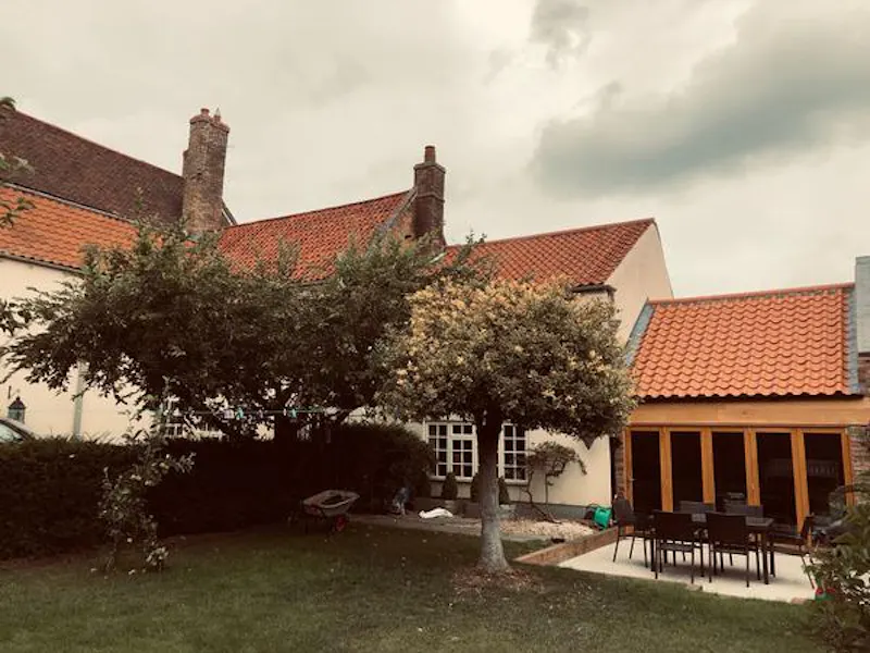 Garden at Modernised Ikley Tudor village house , M323 (photo 21)