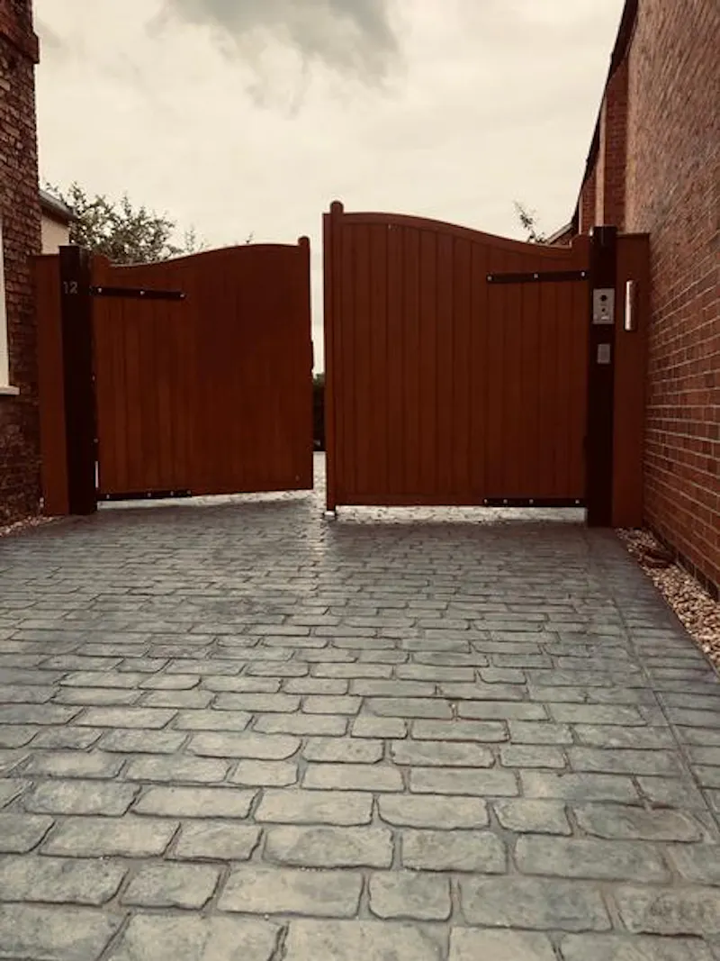 Driveway at Modernised Ikley Tudor village house , M323 (photo 22)