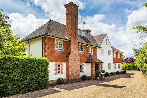 Suburban farmhouse in Surrey, D2413