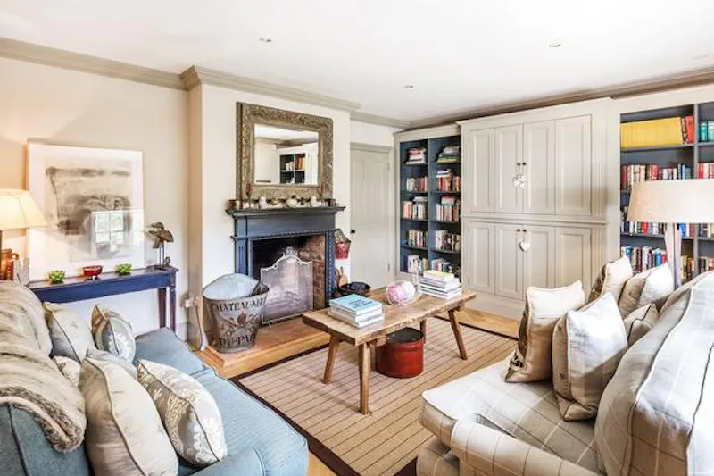 Living Room at Suburban farmhouse in Surrey, D2413 (photo 3)