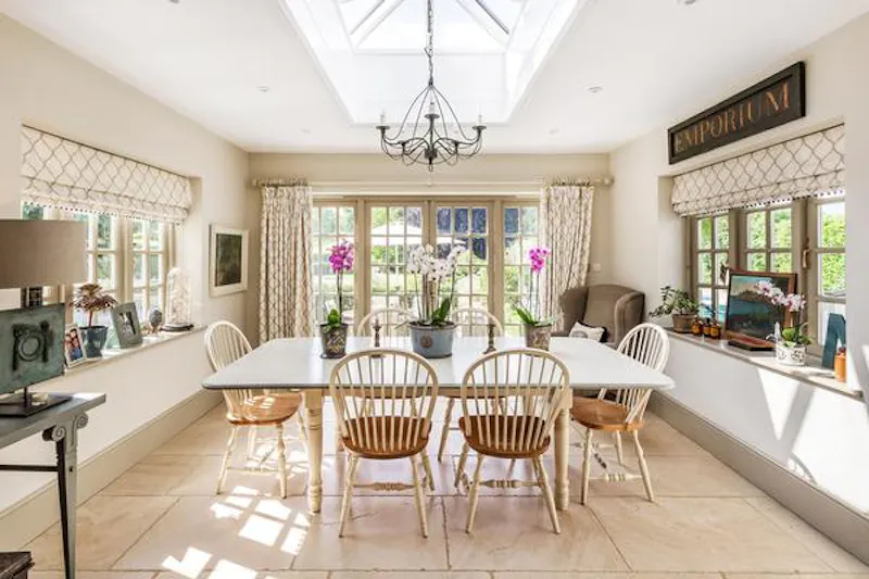 Dining room at Suburban farmhouse in Surrey, D2413 (photo 7)