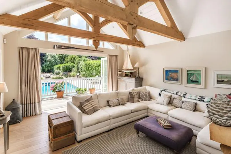 Beams at Suburban farmhouse in Surrey, D2413 (photo 21)