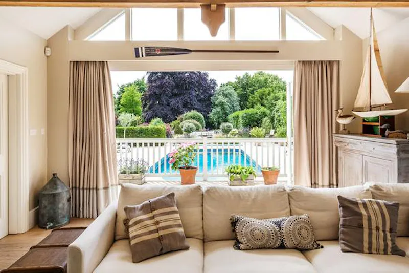 Suburban farmhouse in Surrey, D2413 (photo 23)