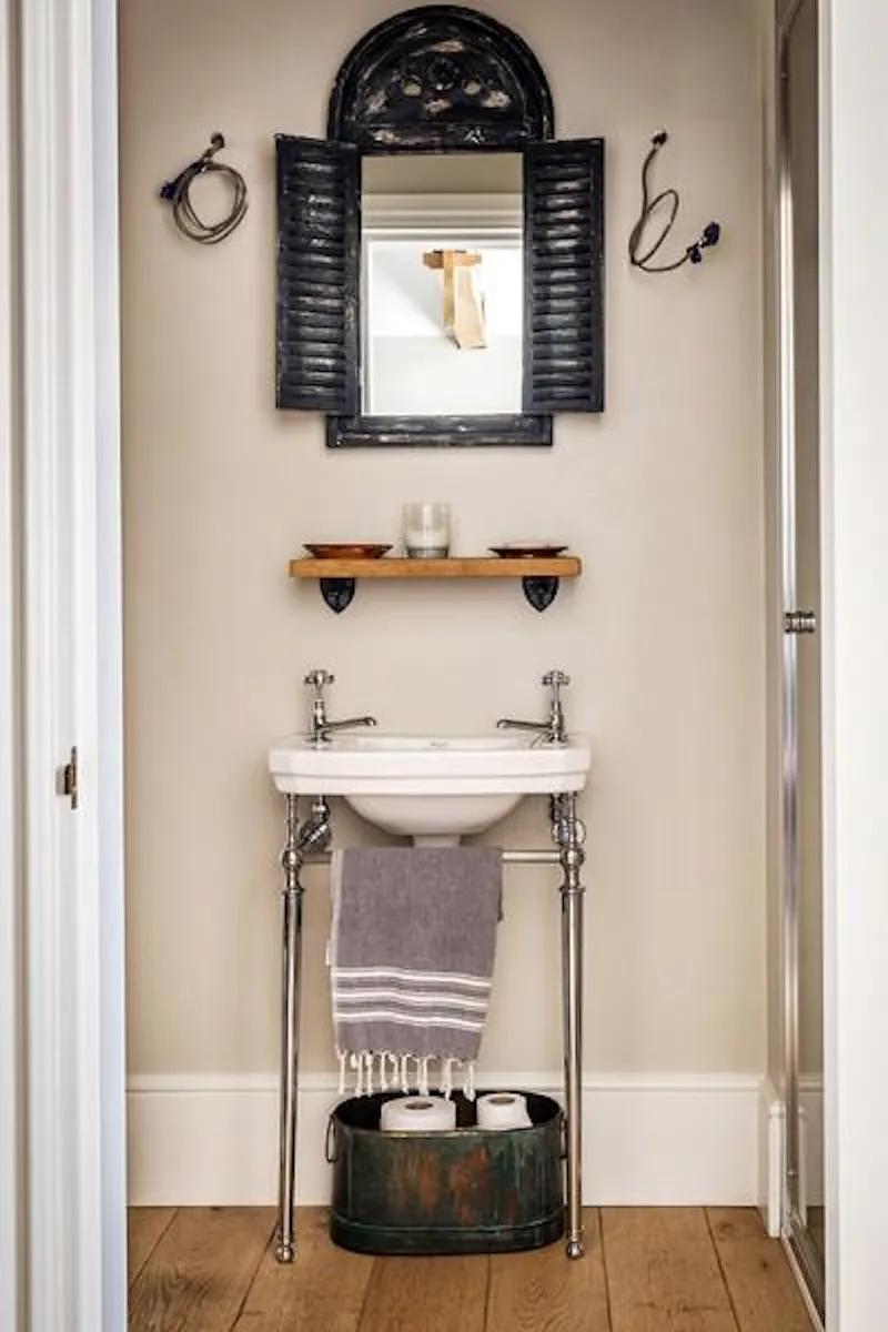 Bathroom at Suburban farmhouse in Surrey, D2413 (photo 25)