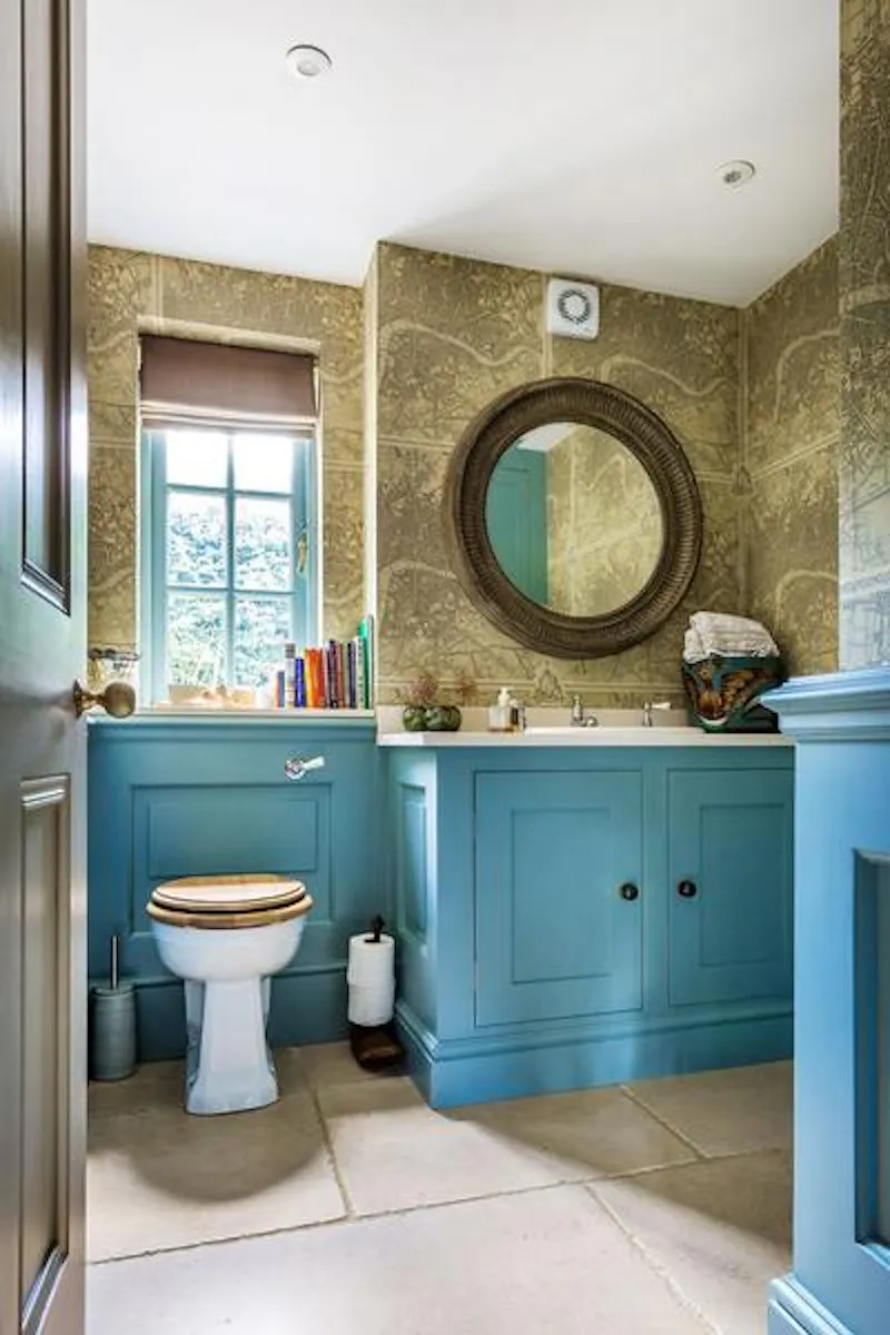 Bathroom at Suburban farmhouse in Surrey, D2413 (photo 29)
