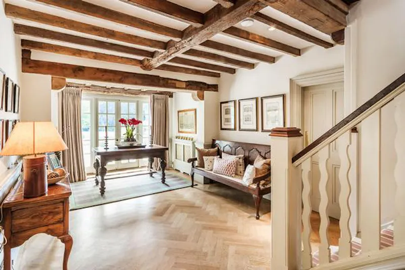 Beams at Suburban farmhouse in Surrey, D2413 (photo 30)