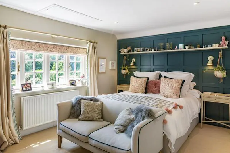 Bedroom at Suburban farmhouse in Surrey, D2413 (photo 37)