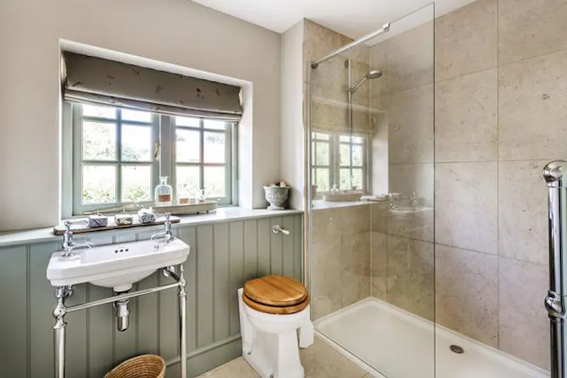 Bathroom at Suburban farmhouse in Surrey, D2413 (photo 41)