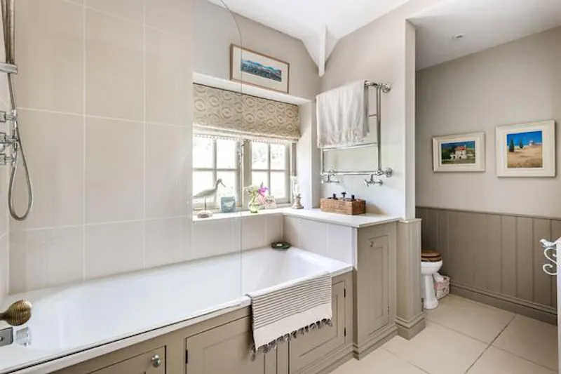 Bathroom at Suburban farmhouse in Surrey, D2413 (photo 44)