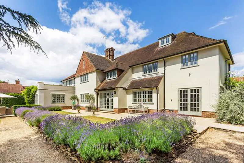 Suburban farmhouse in Surrey, D2413 (photo 54)