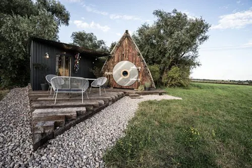 Cool boat shack in Ely, Q139