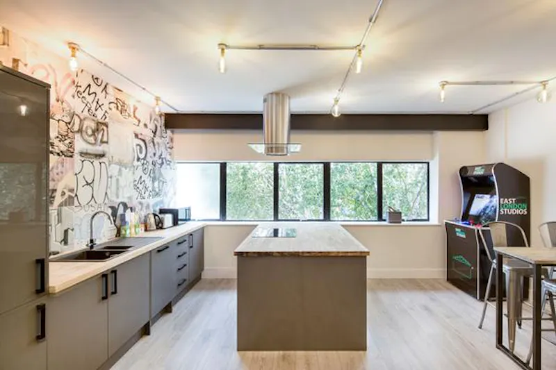 Kitchen at Drive-in studio in Tottenham Hale, N457 (photo 7)
