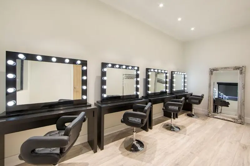 Dressing room at Drive-in studio in Tottenham Hale, N457 (photo 12)