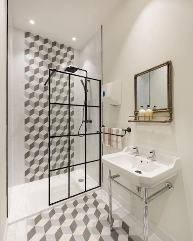 Bathroom at Drive-in studio in Tottenham Hale, N457 (photo 18)