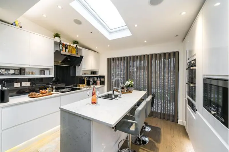 Contemporary West Drayton home, B1858 (photo 1)
