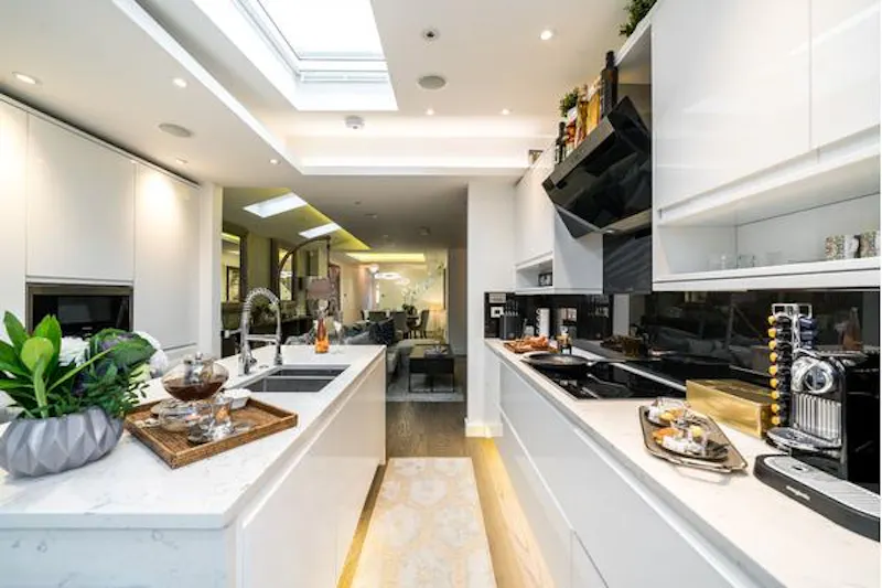 Contemporary West Drayton home, B1858 (photo 4)