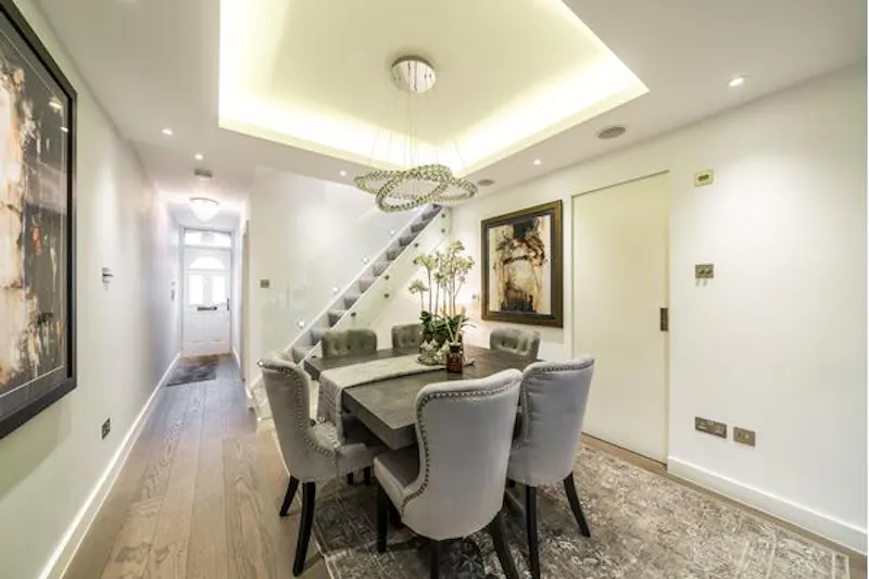 Contemporary West Drayton home, B1858 (photo 8)