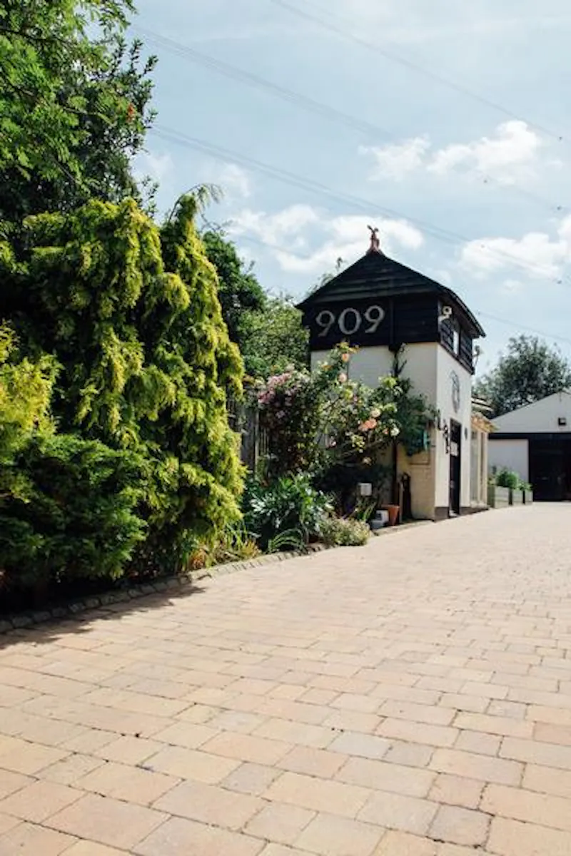 Large timber-clad detached Herts home, D2416 (photo 19)