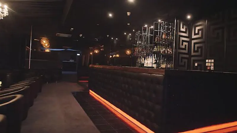 Bar at Reading Gentlemen's club, R825 (photo 5)
