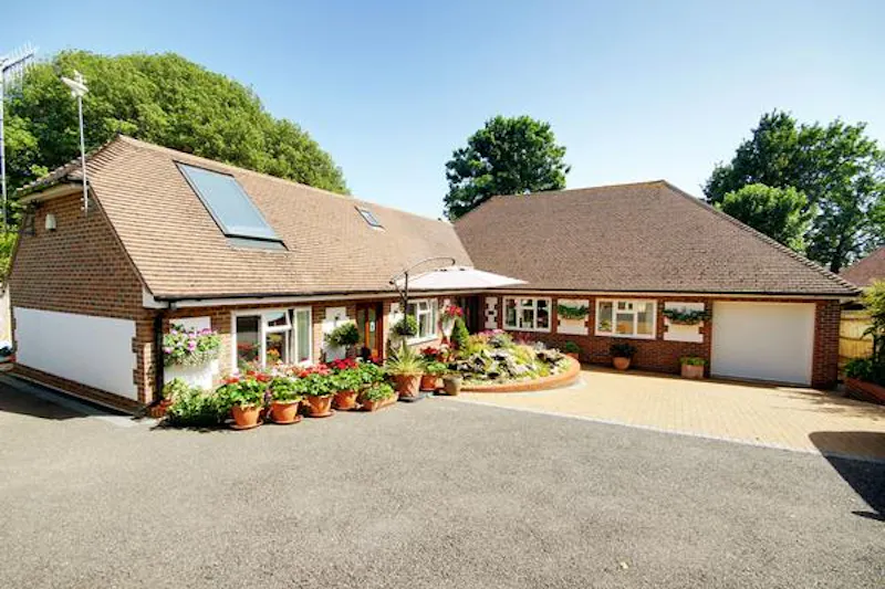 South Downs L-shaped bungalow, D2417 (photo 1)