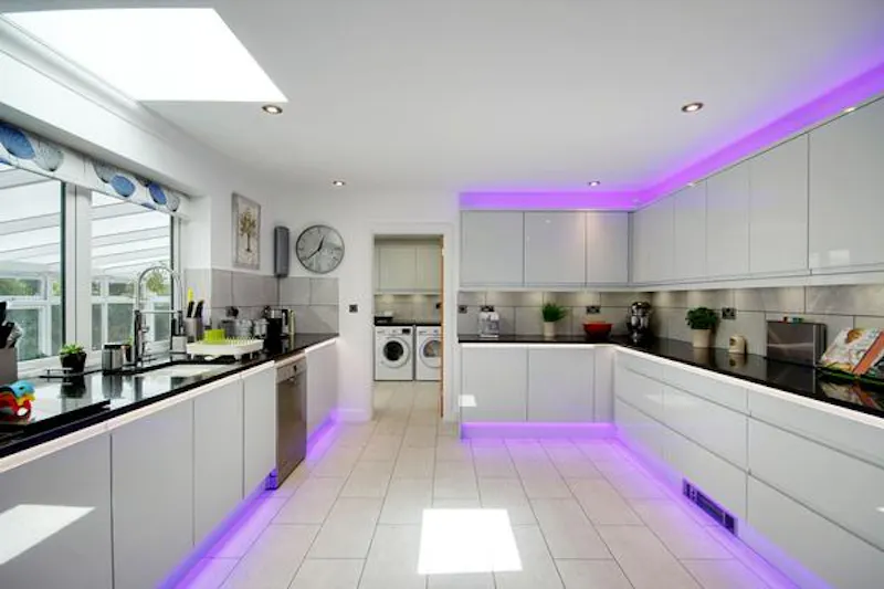 Kitchen at South Downs L-shaped bungalow, D2417 (photo 6)