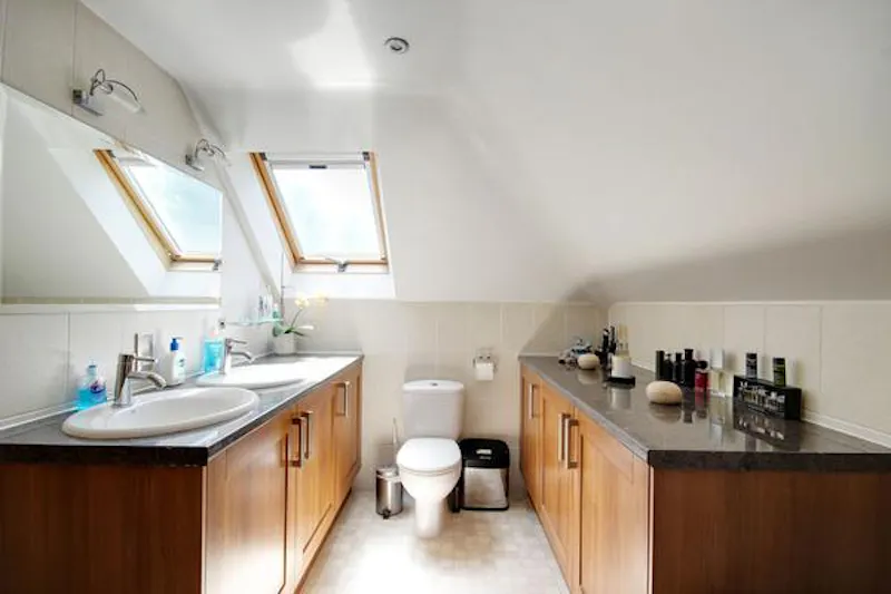Bathroom at South Downs L-shaped bungalow, D2417 (photo 18)