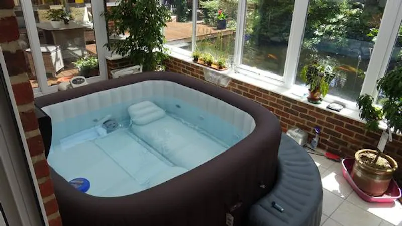Jacuzzi at South Downs L-shaped bungalow, D2417 (photo 33)