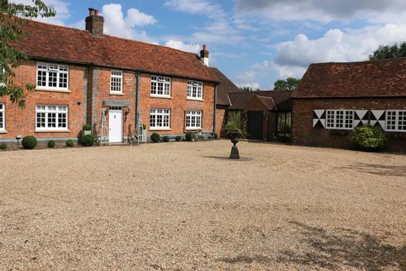 Driveway at Classic Berkhamstead farmhouse, A1493 (photo 26)