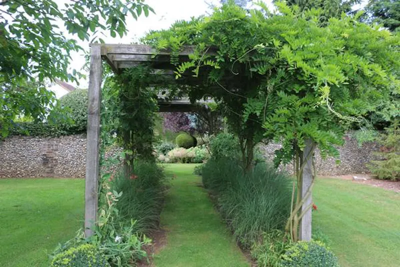 Garden at Classic Berkhamstead farmhouse, A1493 (photo 30)