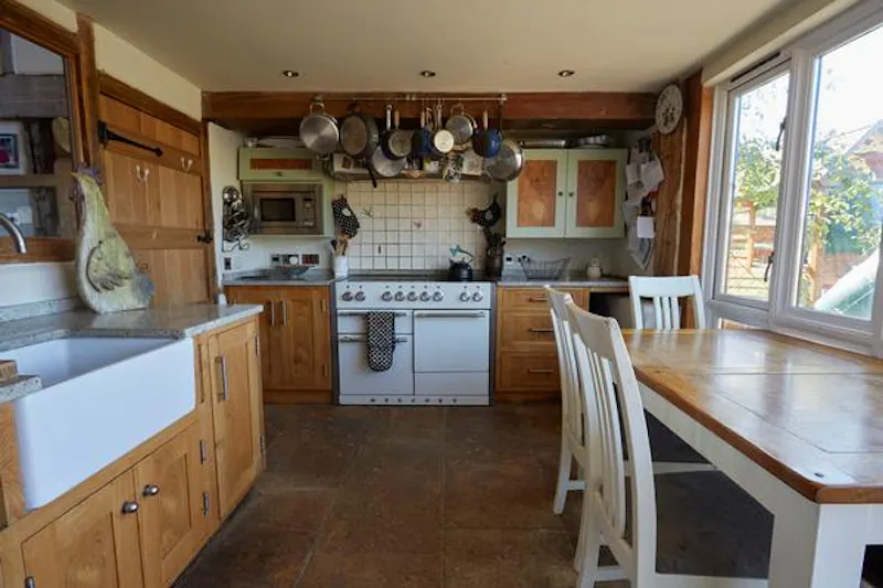 Kitchen at Amersham 400 acre farm, L696 (photo 27)