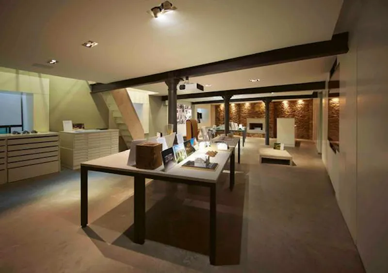 Beams at Modern Soho exhibition space, N460 (photo 3)
