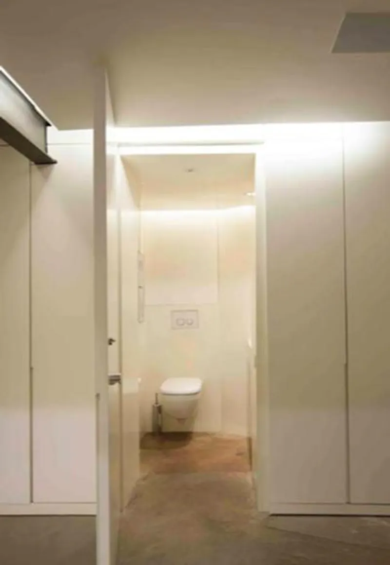 Bathroom at Modern Soho exhibition space, N460 (photo 6)